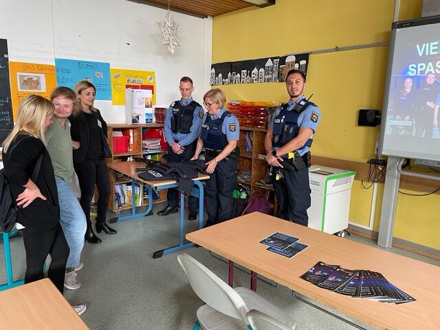 Die Polizei Schifferstadt präsentiert die LEBEL- Ausrüstung für lebensbedrohliche Einsatzlagen. | Foto: Weiler