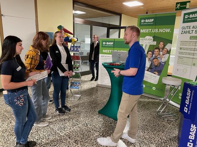Bennet Fleer von BASF Ausbildungsmarketing beantwortet Nino ihre Fragen zur Ausbildung. | Foto: Weiler