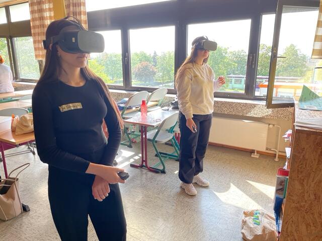 Kayra und Ajlina erkunden einen Beruf virtuell. | Foto: Weiler