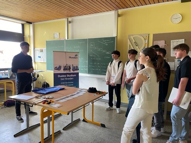 Nico Dannenfelser macht Werbung für ein Praktikum bei Howden in Frankenthal. | Foto: Weiler
