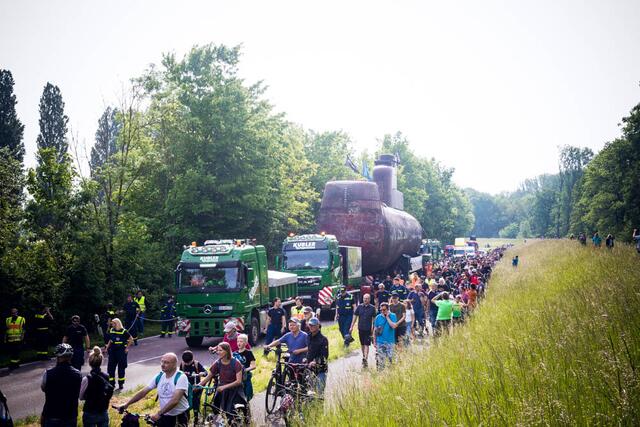 Das U-Boot U17 auf seinem Weg vom Naturhafen ins Technikmuseum Speyer | Foto: Cornelia Bauer
