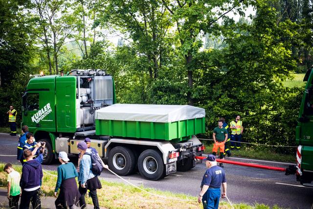 Zwei Sattelschlepper ziehen, zwei schieben | Foto: Cornelia Bauer