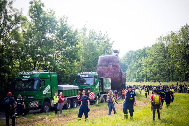 Das U-Boot U17 auf seinem Weg vom Naturhafen ins Technikmuseum Speyer | Foto: Cornelia Bauer