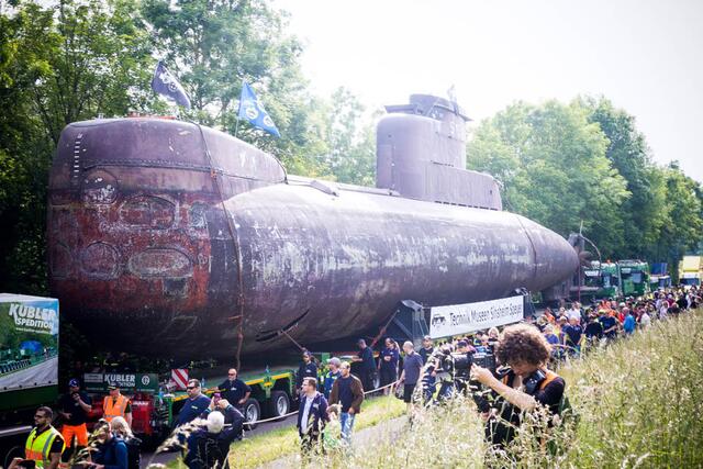 Erinnert ein bisschen an einen gestrandeten Wal: das U-Boot U17 | Foto: Cornelia Bauer
