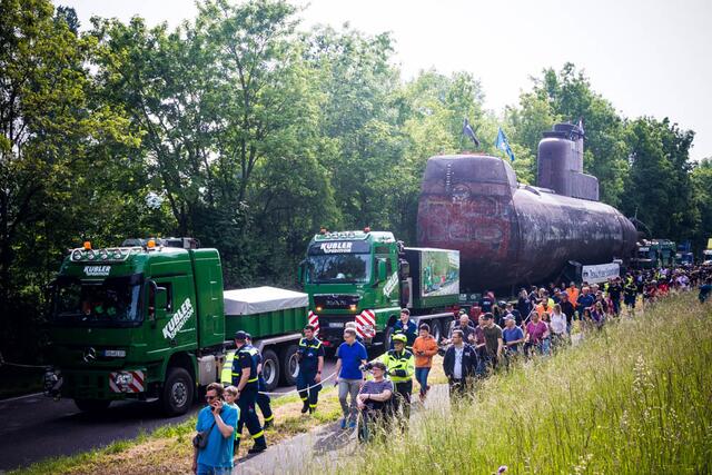 Das U-Boot U17 auf seinem Weg vom Naturhafen ins Technikmuseum Speyer | Foto: Cornelia Bauer