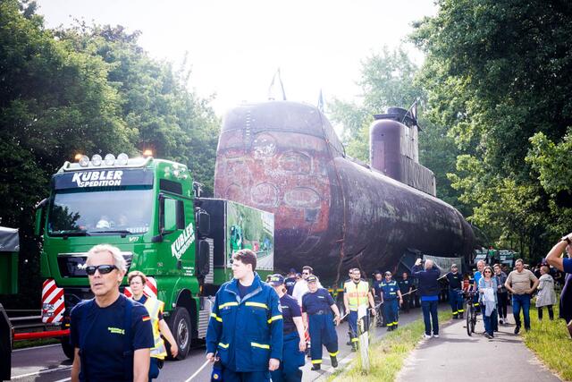 Das U-Boot U17 auf seinem Weg vom Naturhafen ins Technikmuseum Speyer | Foto: Cornelia Bauer