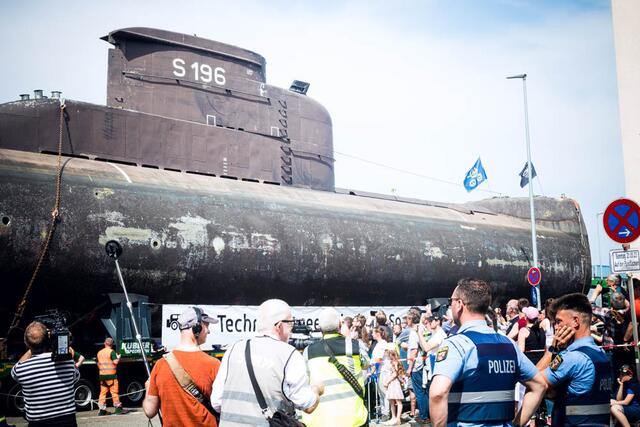 Das U-Boot U17 auf seinem Weg vom Naturhafen ins Technikmuseum Speyer | Foto: Cornelia Bauer