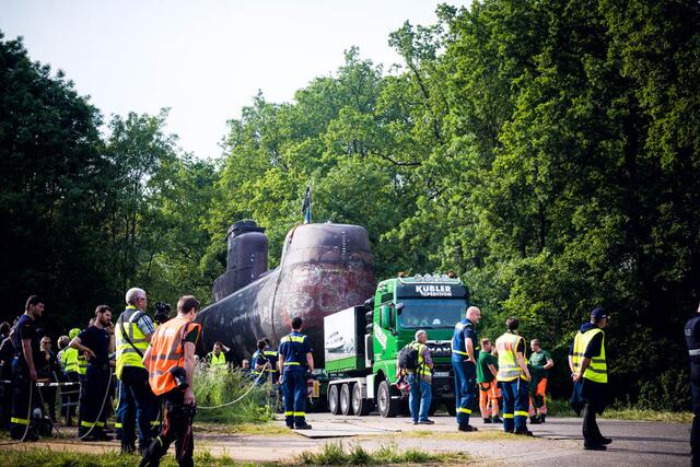 Das U-Boot U17 auf seinem Weg vom Naturhafen ins Technikmuseum Speyer | Foto: Cornelia Bauer