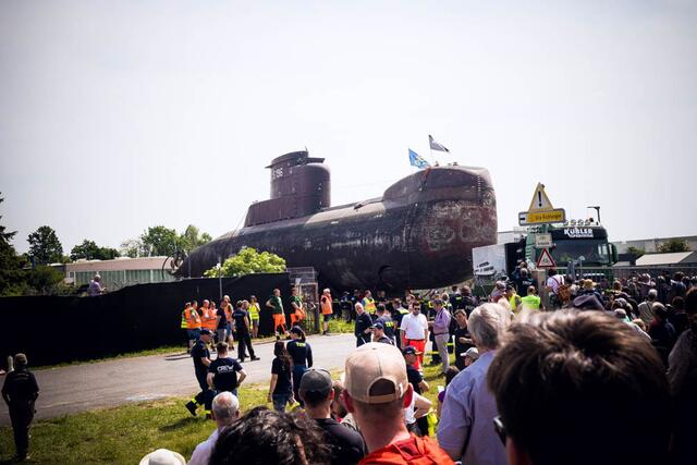 Das U-Boot ist am Museum angekommen und muss jetzt noch eine enge Kurve nehmen | Foto: Cornelia Bauer