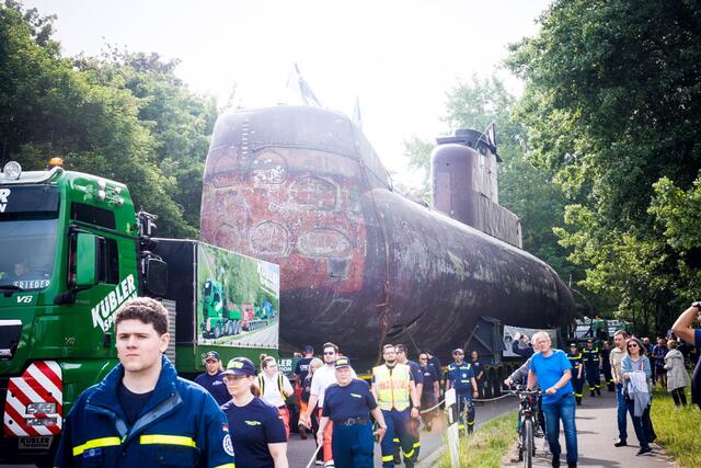 Das U-Boot U17 auf seinem Weg vom Naturhafen ins Technikmuseum Speyer | Foto: Cornelia Bauer