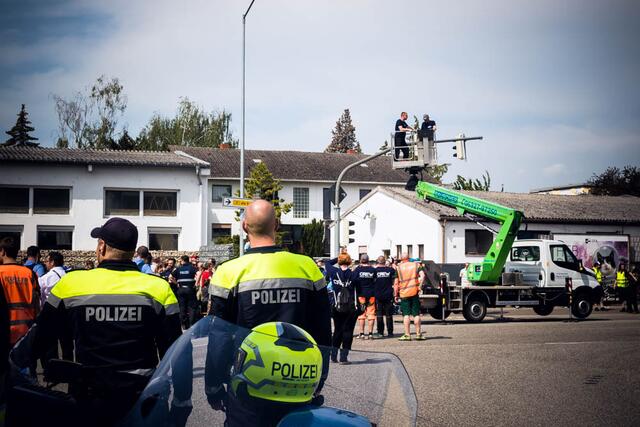 Diese Ampel an der Kreuzung Industriestraße/Heinkelstraße musste mal eben noch schnell aus dem Weg geräumt werden | Foto: Cornelia Bauer