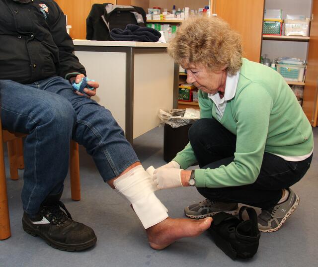 Hanna Böttcher-Schmidt verbindet die Wunde eines Obdachlosen in der Caritas-Tagesstätte. | Foto: Koch