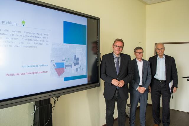 Oberbürgermeister Markus Zwick, Erwin Merz (stellvertretender Geschäftsführer des Krankenhauses), und Martin Forster (Geschäftsführer) (von links) bei der Vorstellung der Pläne  Foto: Frank Schäfer