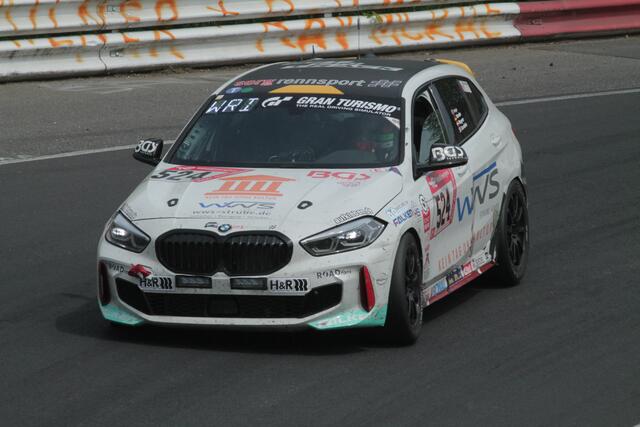Die BMW-Piloten mit der Startnummer 524 belegten den 85. Gesamtrang beim 24-Stunden-Rennen auf dem Nürburgring (Foto Michael Sonnick)
