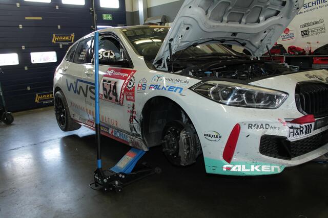 Der BMW 128ti nach dem Unfall in der Box (Foto Michael Sonnick)