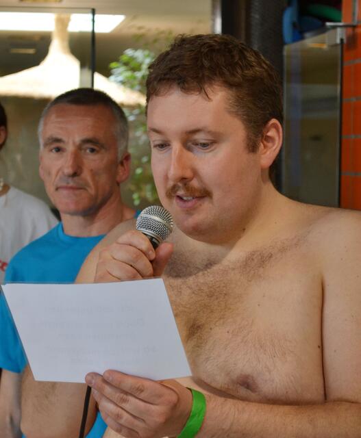 Kevin Weigel aus dem Werk Wörth trug den Special-Olympics-Eid vor. | Foto: Dennis Christmann/Lebenshilfe Südliche Weinstraße