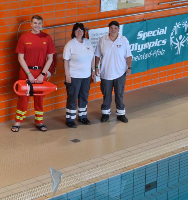 Bereit für den Ernstfall: Helferinnen und Helfer des DRK und der DLRG | Foto: Dennis Christmann/Lebenshilfe Südliche Weinstraße