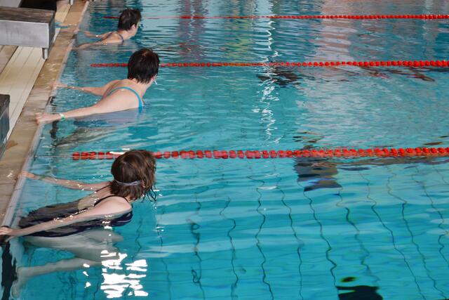 Gespannt warteten die Teilnehmerinnen eines Vorlaufs über 25 Meter Freistil auf das Startsignal. | Foto: Dennis Christmann/Lebenshilfe Südliche Weinstraße