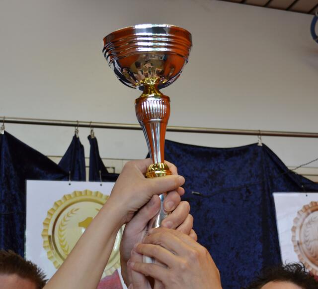 Die Sportler freuten sich über zahlreiche Medaillen. Im Vordergrund stand dabei das Miteinander. Bei der abschließenden Staffel sicherte sich ein spontan gemischtes Team mit Frauen und Männern aus Offenbach und Landstuhl den Pokal. Alle Teilnehmer erhielten für ihre Leistungen eine Urkunde | Foto: Dennis Christmann/Lebenshilfe Südliche Weinstraße