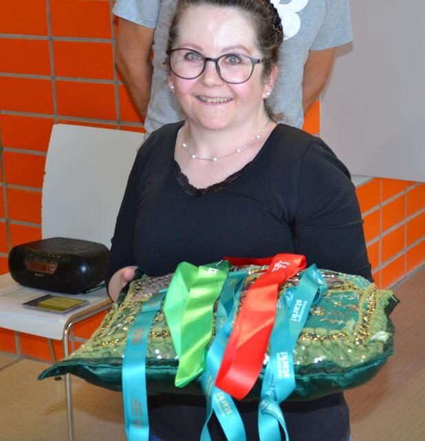 Raisa Knaus, 2. Vorsitzende des Gesamt-Werkstattrats der Südpfalzwerkstatt, 
1. Vorsitzende des Werkstattrats des Werks Wörth und Stellvertreterin 
der Frauen-Beauftragten, ehrte die Teilnehmer. | Foto: Dennis Christmann/Lebenshilfe Südliche Weinstraße