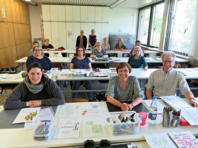 Hinten stehend Petra Baum (VHS) und Gudrun Gratz-Fister (Kursleiterin) | Foto: Brigitte Melder