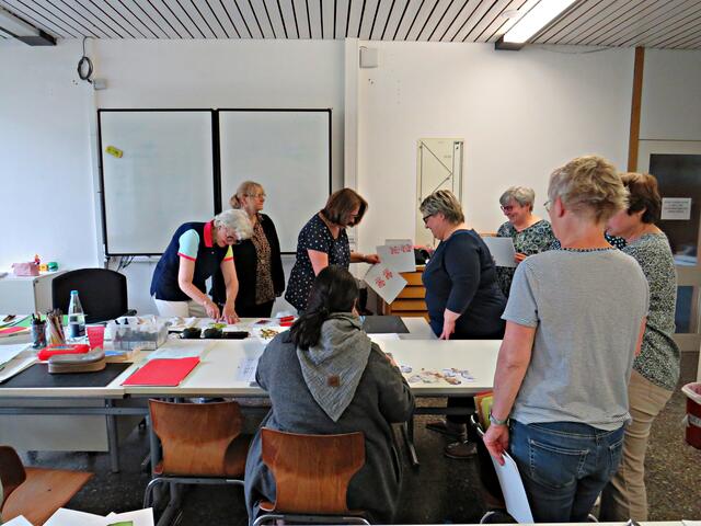 Petra Baum (VHS Rhein-Pfalz-Kreis) neben Kursleiterin besuchte den Kurs | Foto: Brigitte Melder