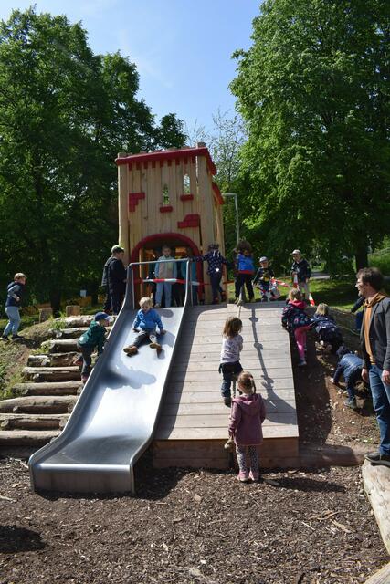 Die Begeisterung der Kinder war groß, da wurde schon losgerutscht, bevor das Absperrband gelöst war | Foto: B. Bender