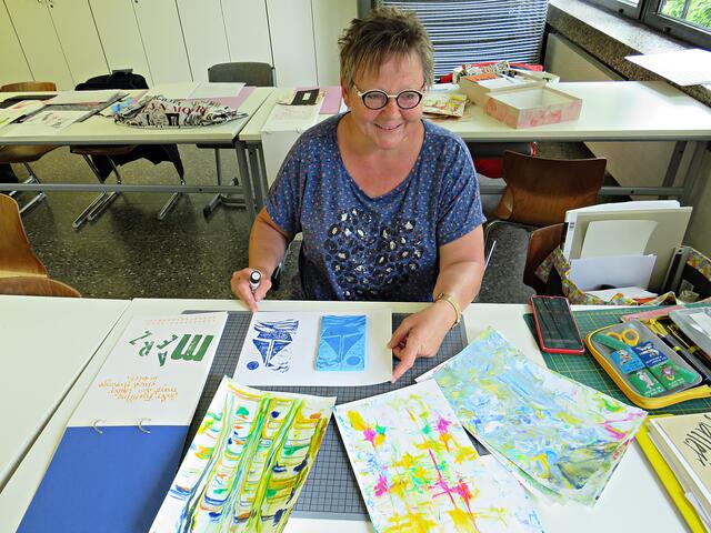 Cornelia Frisch mit Kunst aus Rasierschaum | Foto: Brigitte Melder