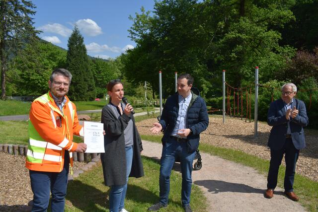 Freuen sich über das Zertifikat „Reisen für Alle“: Stadtbürgermeister Benjamin Seyfried, Christina Abele vom Tourismus-Büro, Verbandsbürgermeister Christian Burkhart und Walter Schmitt vom Trifelsverein (von links) | Foto: B. Bender