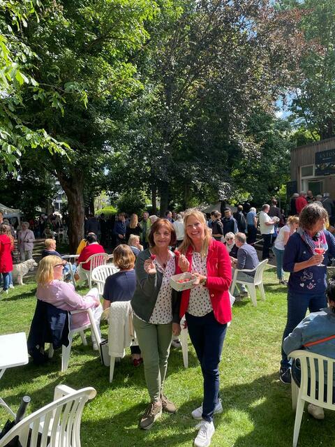 Anne Müller und Jutta Hartmann vom Verein SÜW Herxheim mit Herxheimer Erdbeeren  | Foto: Verein SÜW Herxheim