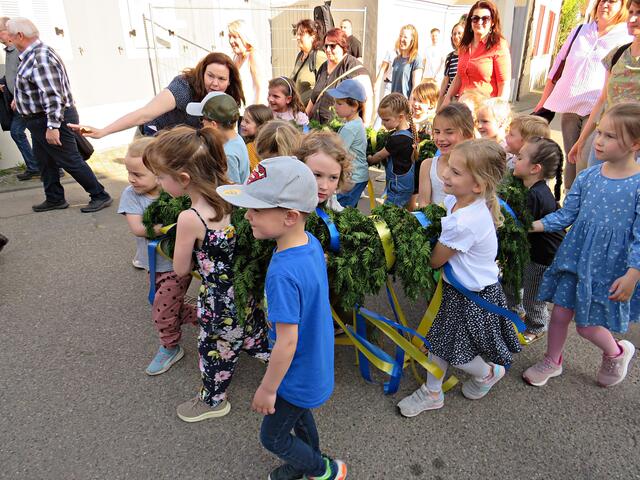 Die Kindergartenkinder mit Feuereifer dabei | Foto: Brigitte Melder