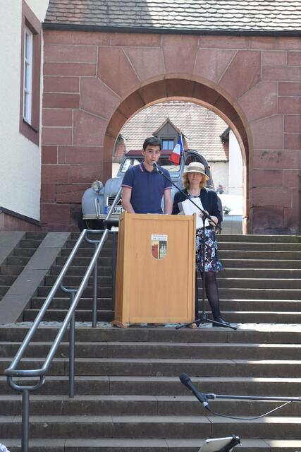 Elias Menager, Vertreter des Jugendparlaments von Ambert, und Übersetzerin Birgit Strehlitz-Runck | Foto: Bender