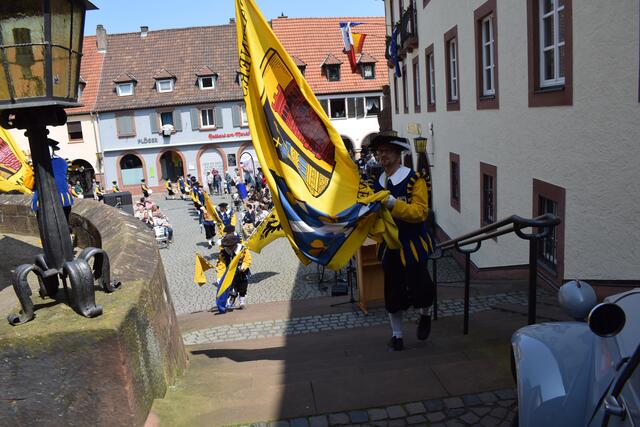 Auch der Beigeordnete der Stadt, Benjamin Burckschat, schwingt die Fahne für Annweiler | Foto: Bender