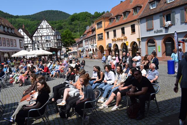 Die jugendlichen Gäste aus Frankreich und zahlreiche Bürgerinnen und Bürger aus Annweiler sind gekommen | Foto: Bender