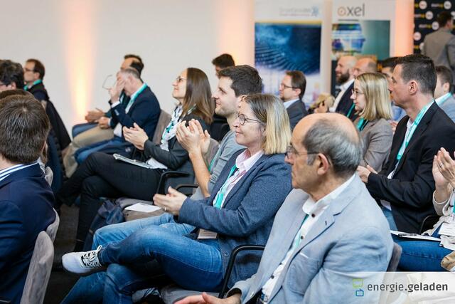 Anwesende in der Karlsruher Gartenhalle  | Foto: Gustai/Pixelgrün