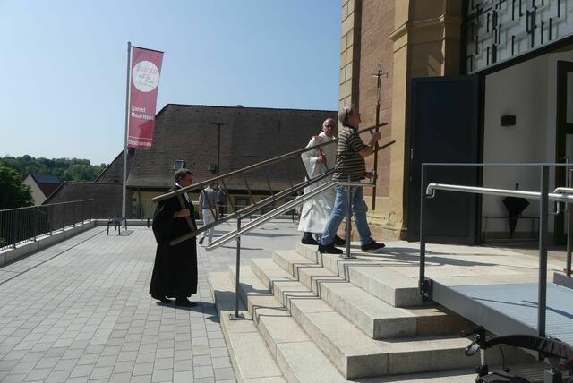 Der Gang in die Kirche mit Pfarrer Klaus Vogel und Pfarrer Wolfram Stockinger | Foto: Martin Stock
