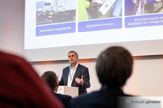 Keynote von Christian Bodi, Geschäftsführer Ressort Logistik der dm-drogerie markt GmbH + Co. KG: "Pferde von C1 auf H2 – oder wie gelingt der Rösslesprung zur Dekarbonisierung des LKW?"
 | Foto: Gustai/Pixelgrün