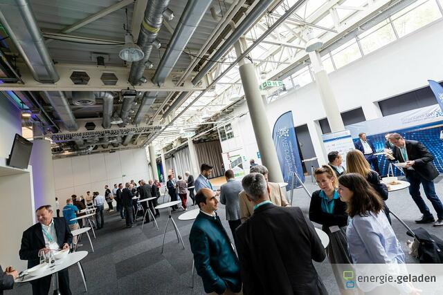 Gelegenheit zum Austausch vor Ort in der Gartenhalle | Foto: Gustai/Pixelgrün