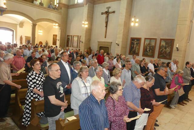 "Großer Gott wir loben dich" - erscholl von dem vielstimmigen Chor in der vollbesetzten Mauritiuskirche zum Abschluss des Gottesdienstes am Pfingstmontag in Oberöwisheim | Foto: Martin Stock