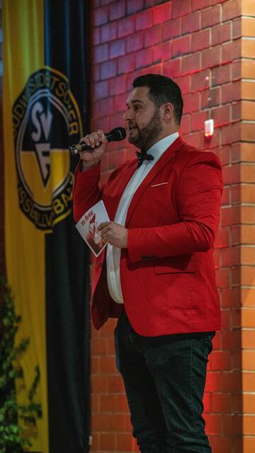 Führte gekonnt durch den Abend: Moderator Marco Helfrich. | Foto: CreativeBird GmbH