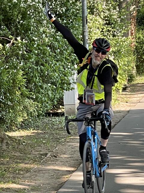Gordon half an mehreren Stellen mit dem Bike aus.