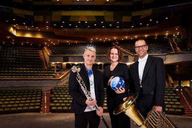 Marco Thiede (rechter Verteidiger) mit Leonie Gerlach (Solo-Bass-Klarinette) und Dirk Hirthe (Tuba) | Foto: Arno Kohlem