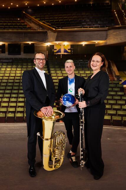 Sebastian Gäßlein (1. Violine), Marco Thiede (Mittelfeld / Abwehr), Leonie Gerlach (Solo-Bass-Klarinette)  | Foto: Arno Kohlem