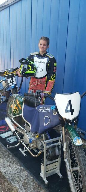 Beim Sandbahnrennen in Altrip startet Duncan Pfeiffer mit der Startnummer 34 in der Juniorenklasse B 125 ccm