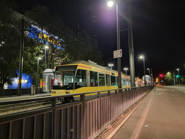 Die "Verursacher-Bahn" mitten in der nacht am Karlsruher Weinweg | Foto: www.jowapress.de