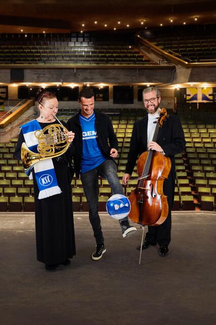Susanna Wich-Weissteiner (Horn), Philip Heise (Verteidiger links außen), Ben Groocock (Cello, Solo) | Foto: Arno Kohlem