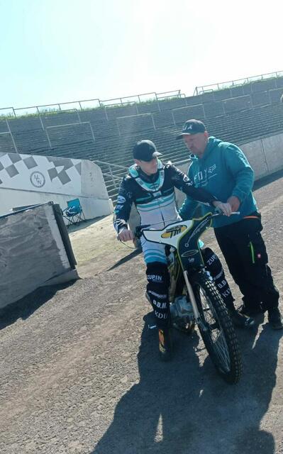 Julien Walter mit seinem Trainer Meik Lüders, der früher ein erfolgreicher Rennfahrer war 