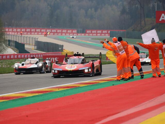 Ferrari und Toyota kämpften 24 Stunden lang Rad an Rad um den Sieg in le Mans
Bild: Reuschel ( moto-foto)
