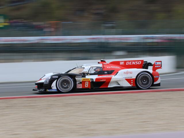 Der Toyota GR 010 Hybrid mit Buemi/Hartley/Hirakawa vergab den Sieg durch einen Unfall knapp 2 Stunden vor Rennende
Bild: Reuschel ( moto-foto )