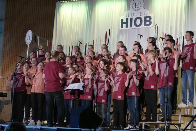 Ein großer Teeanger-Chor war Dreh- und Angelpunkt der Aufführung | Foto: martin stock